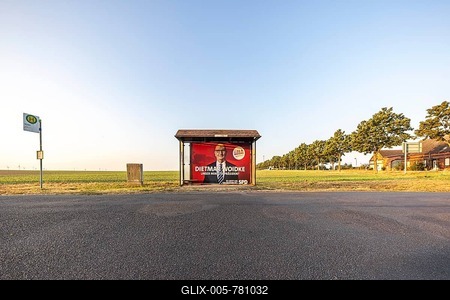 State election in Brandenburg. Bus shelter in an open field with an election poster of Prime Minister Dietmar Woidke, SPD. Schwabeck, Treuenbrietzen, Brandenburg, Germany-stock-foto