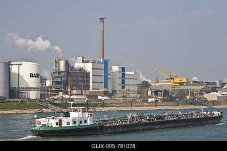 BASF on the banks of the Rhine with ship, Ludwigshafen am Rhein, Rhineland-Palatinate, Germany, Europe-stock-foto