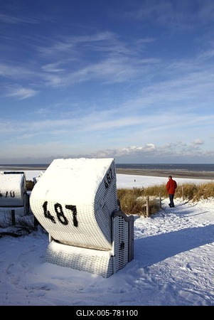 Winter, snow-covered beach with roofed wicker beach chairs, East Frisian North Sea island of Spiekeroog, Lower Saxony, Germany, Europe-stock-foto