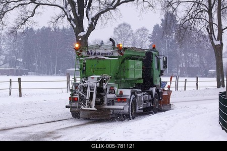 Snow-clearing vehicle clearing the road from snow and ice, spreading sand against black ice, Norderstedt, Schleswig-Holstein, Germany, Europe-stock-foto