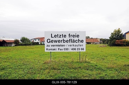 Sign "Letzte freie Gewerbeflaeche", last free commercial space, in an industrial zone in the economically underdeveloped region Mellingen in Thuringia, Germany, Europe-stock-foto
