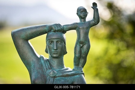 Monument to Gudrid Thorbjarnardóttir with her son Snorri Thorfinnsson, the first American-born child of European descent, Glaumbaer or Glaumbćr Museum, Northwestern Region, Iceland-stock-foto