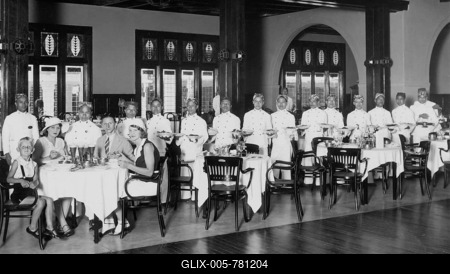 Colonial history, waiters take care of a family of four in the restaurant, 1920s, exact place unknown, Indonesia-stock-foto