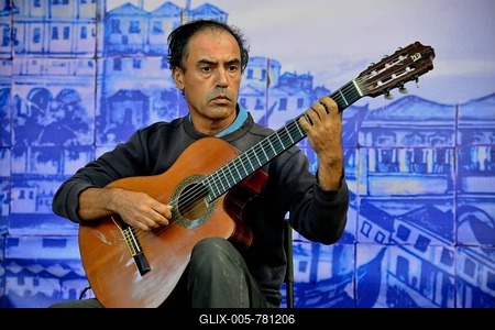Fado musician performing at a concert in Castelo de Sao Jorge Castle, Alfama, Lisbon, Lisbon District, Portugal-stock-foto