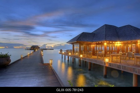 Jetty of Olhuveli in evening light with restaurant, Maledives-stock-foto