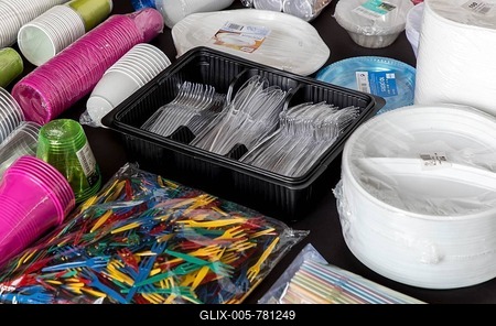 Disposable tableware, plastic cutlery, plastic tableware, plastic, plastic cups, and other plastic waste, different colors, sizes, and types-stock-foto