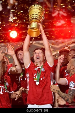 Robert Lewandowski lifting the DFB Cup in the air, surrounded by other football players of Bayern Munich, German Cup final in Berlin, Germany-stock-foto