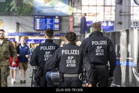 Riot police, police officers in uniform on patrol, Munich central station, Bavaria, Germany-stock-foto