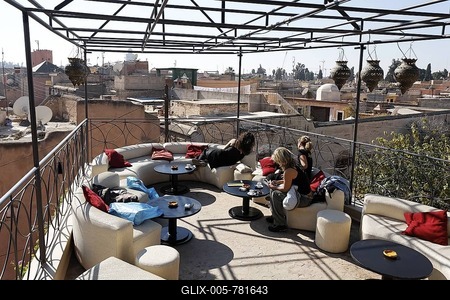 Young female tourists relaxing on the rooftop patio of Café Arabe, enjoying the view over the historic Medina quarter, Marrakesh, Morocco, Africa-stock-foto