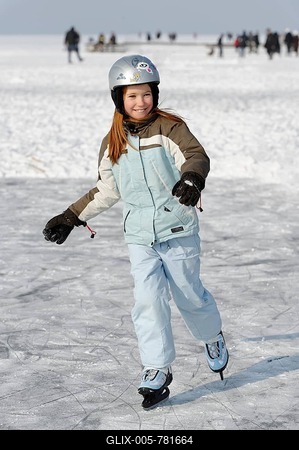 Girl ice skating near St. Heinrich, Lake Starnberg, Five Lakes region, Upper Bavaria, Bavaria, Germany, Europe-stock-foto