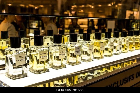 Perfume, Chanel perfume bottles on display for sale, Galeries Lafayette, Paris, Ile-de-France, France-stock-foto