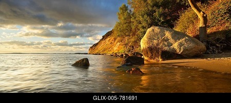 Coastline with large boulders on the beach, evening light, Large Zicker, Mönchgut Peninsula, Southeast Rügen Biosphere Reserve, Rugen, Mecklenburg-Western Pomerania, Germany-stock-foto