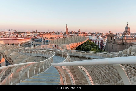 Sunset, view over city, La Giralda and Iglesia del Salvador, Modern architecture, Metropol Parasol, curved wooden structure, Plaza de la Encarnacion, Seville, Andalusia, Spain-stock-foto