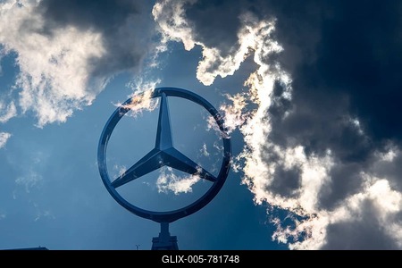 Symbolic image, Dark clouds at Mercedes, Mercedes logo on a building surrounded by dramatic cloud formations and rays of light in the blue sky, Stuttgart-Untertürkheim, Baden-Württemberg, Germany-stock-foto
