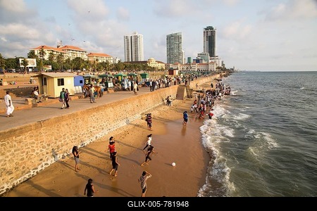 People on small sandy beach at Galle Face Green, Colombo, Sri Lanka-stock-foto