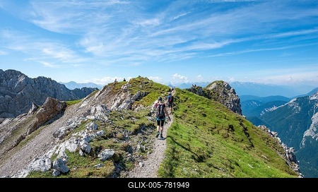 Mountaineers hiking on a ridge, fixed rope route Mittenwalder Höhenweg, Karwendel Mountains, Mittenwald, Bavaria, Germany-stock-foto