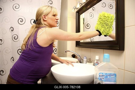 Pregnant woman, 9th month, at home, doing light housework, cleaning the bathroom-stock-foto