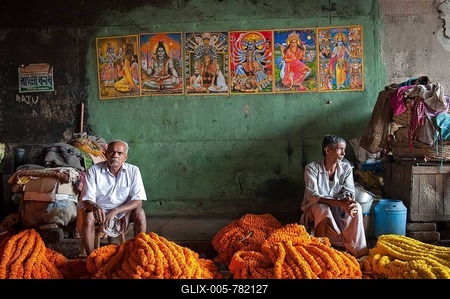 Images of Hindu gods on a green wall, flower market, Howrah Bride, Kolkata, Calcutta, West Bengal, East India, India, Asia-stock-foto