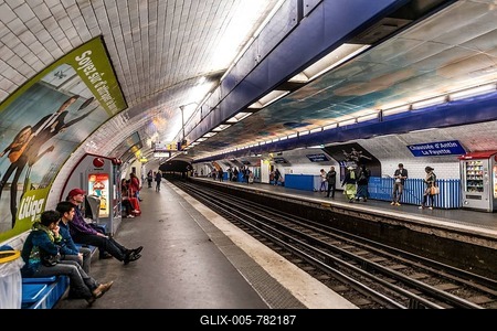 Chaussee d'Antin La Fayette metro station, people waiting for metro at track, Paris, France-stock-foto