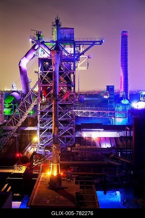 The disused steelworks in Landschaftspark Duisburg-Nord, public park on a former industrial site, illuminated at night with blast furnace No 2, Duisburg, North Rhine-Westphalia, Germany-stock-foto