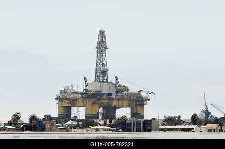 Oil rig in Angola, docked for repair at the port of Walvis Bay, Namib-Wüste, Walvis Bay City, Namibia-stock-foto