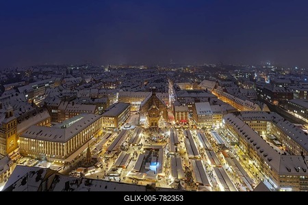 Aerial view, Christmas market on the main market square with the Church of Our Lady in the snow, Christmas market, night view, Old Town of Sebald, Nuremberg, Middle Franconia, Franconia, Bavaria, Germany-stock-foto