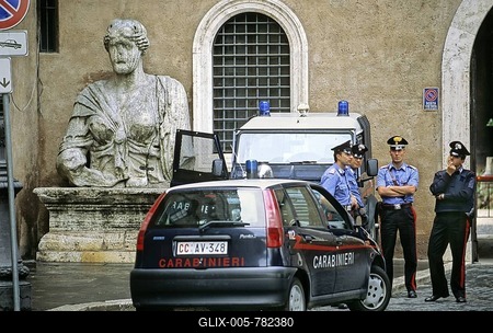 Ancient Roman monumental statue, Carabinieri, Palazzo di San Marco, Piazza Venezia, Rome, Lazio, Italy, Europe-stock-foto