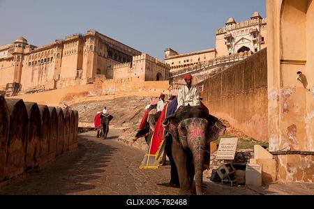Riding elephants for tourists in front of the Amber Fort, Jaipur, Rajasthan, India-stock-foto