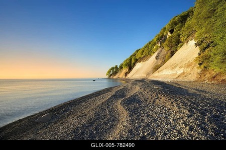 Pebble beach on the shore of the Baltic Sea in front of the chalk cliffs of the steep coast, Jasmund National Park, Rügen Island, Mecklenburg-Western Pomerania, Germany-stock-foto
