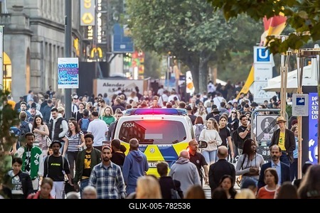 Many people on the move in the pedestrian zone, police patrol in the shopping street Königstraße in the evening, Stuttgart, Baden-Württemberg, Germany-stock-foto