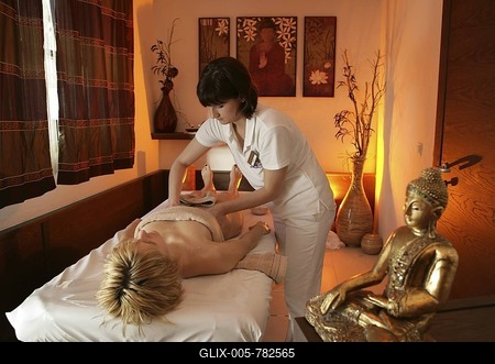 AUT, Austria, Neustift-Milders, Stubai Valley: Wellness. young woman in a spa. Ayurvedic massage. Wellness-Spa Hotel Milderer Hof. |-stock-foto