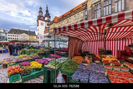 Weekly market, direct marketing of fruit and vegetables at Neumarkt. City view with old town hall. Chemnitz, Saxony, Germany-stock-foto