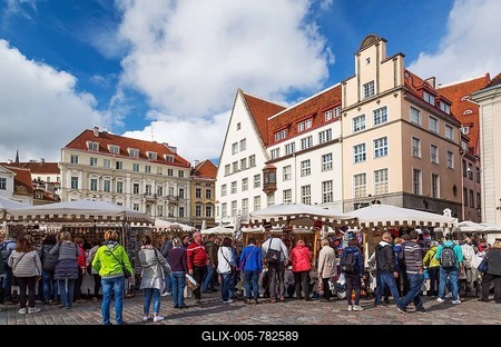 Old 18th century facades with terracotta roofs, market with tourists and souvenir vendors, Town Hall Square, Tallinn, Estonia-stock-foto