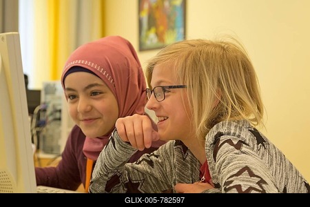 Elementary school girls working on computers in computer room, Lower Saxony, Germany-stock-foto