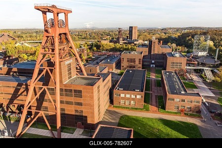 Zeche Zollverein, former coal mine, UNESCO World Heritage Site, Ehrenhof courtyard and the Red Dot Design Museum, double headframe, Shaft 12, Essen, North Rhine-Westphalia, Germany-stock-foto