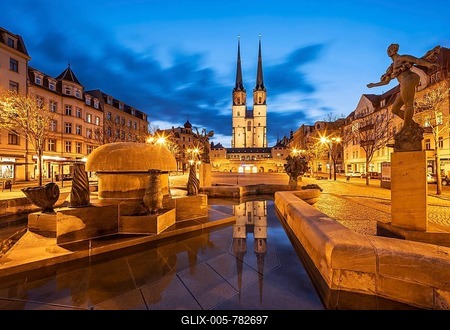 The Göbel Fountain at the Hallmarkt with the Market Church of Our Lady, also St. Mary's Church, at dusk, Halle an der Saale, Saxony-Anhalt, Germany-stock-foto