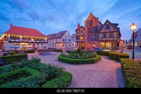 Park and town fountain between St Stephen's Church and the Roßopforte in the evening in the old town of Tangermünde, Hanseatic town in the Altmark. Saxony-Anhalt, Germany-stock-foto