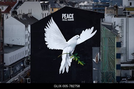 PEACE FOR ALL MANKIND is written above the image of a giant dove of peace on the wall of a house in Frankfurt am Main: a message of peace in the contemporary historical context of the escalated Middle East conflict and the ongoing war of aggression in Ukraine, Frankfurt am Main, Hesse, Germany-stock-foto