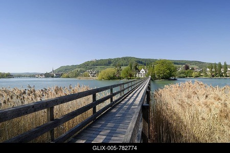 Wooden footbridge leading to Klosterinsel Werd, Isle of Werd Monastery, Canton of Schaffhausen, Switzerland, Europe-stock-foto