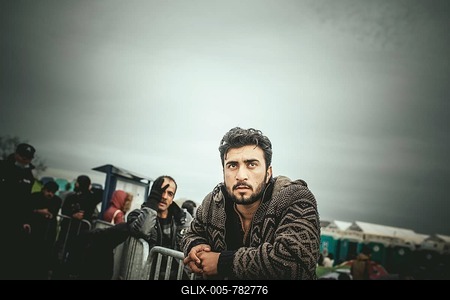 Idomeni refugee camp on the Greece Macedonia border, a man waits to be registered at the camp, Idomeni, Central Macedonia, Greece-stock-foto