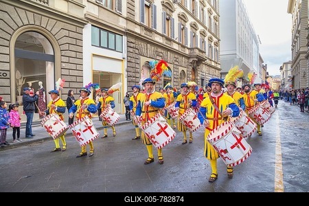 Drummer in historical costume marching through street, Scoppio del Carro or Explosion of the Cart festival, Florence, Tuscany, Italy-stock-foto