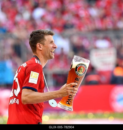Thomas Müller FC Bayern Munich with Paulaner wheat beer for beer shower, Allianz Arena, Munich, Bavaria, Germany-stock-foto
