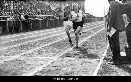Historic photograph, athletics, women reaching the finishing line, around 1930-stock-foto
