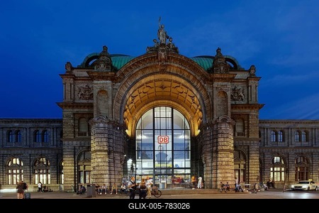 Main portal, main station, railway station, Deutsche Bahn AG, DB, with group of figures Triumph of Technology made of shell limestone by Professor Wilhelm von Rümann, 1905, evening, night, with lighting, station square, Nuremberg, Middle Franconia, Franconia, Bavaria, Germany-stock-foto