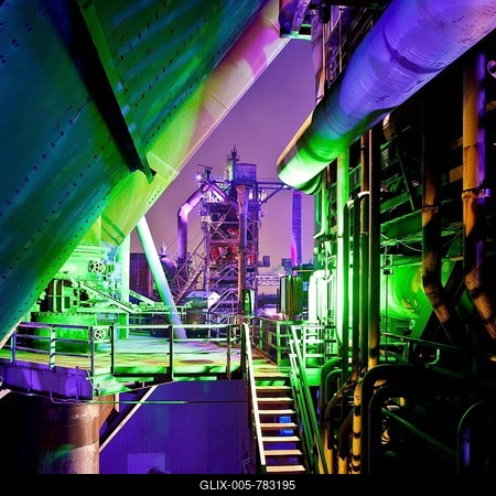 The disused steelworks in Landschaftspark Duisburg-Nord, public park on a former industrial site, illuminated at night with a view of blast furnace No 2, Duisburg, North Rhine-Westphalia, Germany-stock-foto