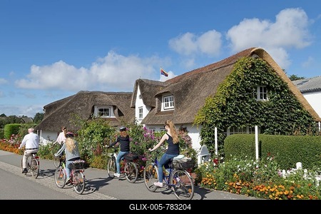 Cyclists in front of thatched house, Nebel, Amrum, North Frisia, Schleswig-Holstein, Germany-stock-foto