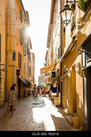 Pedestrians in alley, Old Town, St. Tropez, Var, Cote d' Azur, South of France, France-stock-foto