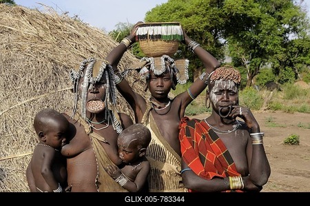 Women of the Mursi tribe, one with a plate in her lip, Mago National Park, southern Omo valley, southern Ethiopia, Ethiopia-stock-foto