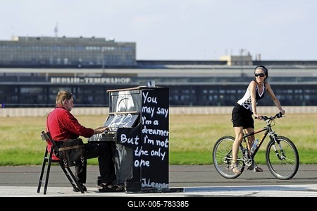 Art installation with a piano on the grounds of the former Tempelhof Airport, park opened in 2010 on Tempelhof Feld, Kreuzberg, Neukoelln, Tempelhof, Berlin, Germany, Europe-stock-foto