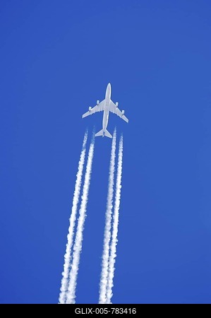 Aeroplane with condensation trail-stock-foto